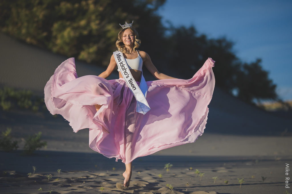 sunset photo shoot at Bruneau Sand Dunes Idaho with dramatic lighting